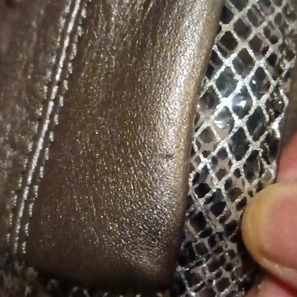 B Makowsky crossbody - Picture 9 of 10